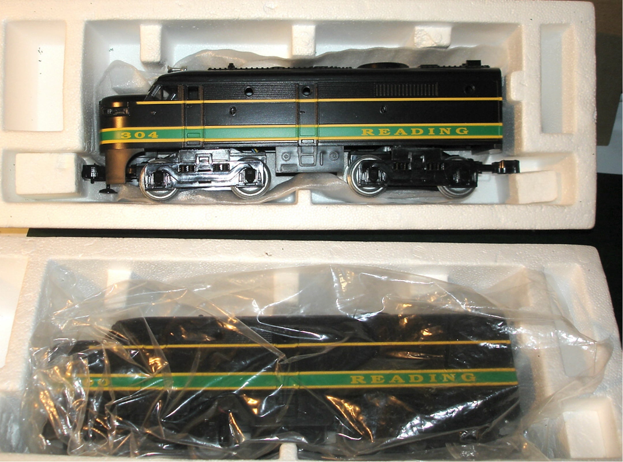Lionel #6-18934 - Reading - FA - 2 Alco A-A Diesel Engines O Gauge Scale Train