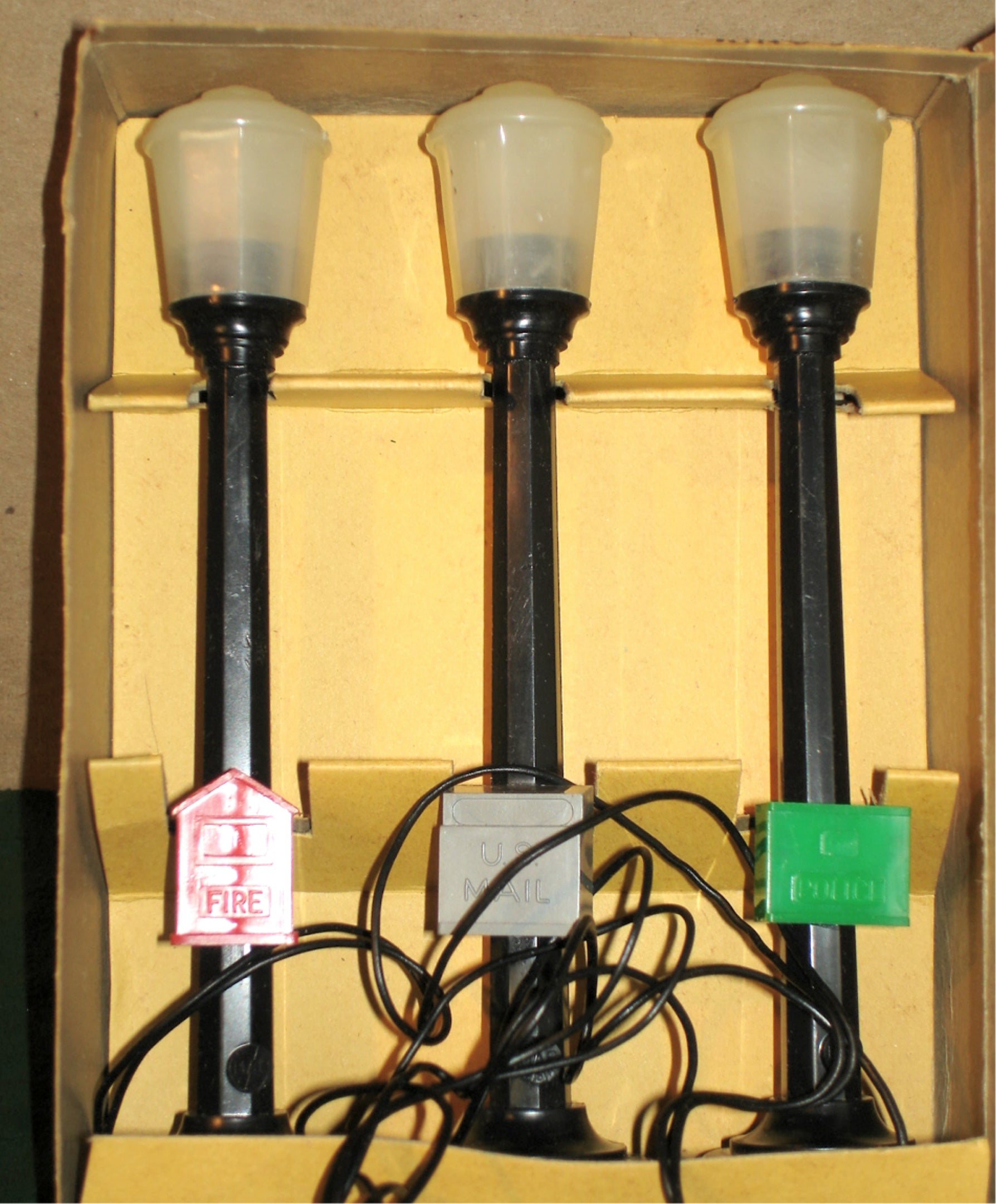 MARX - VINTAGE #073/3 LIGHTED BOULEVARD LAMP POST SET - O/S TRAIN NIB