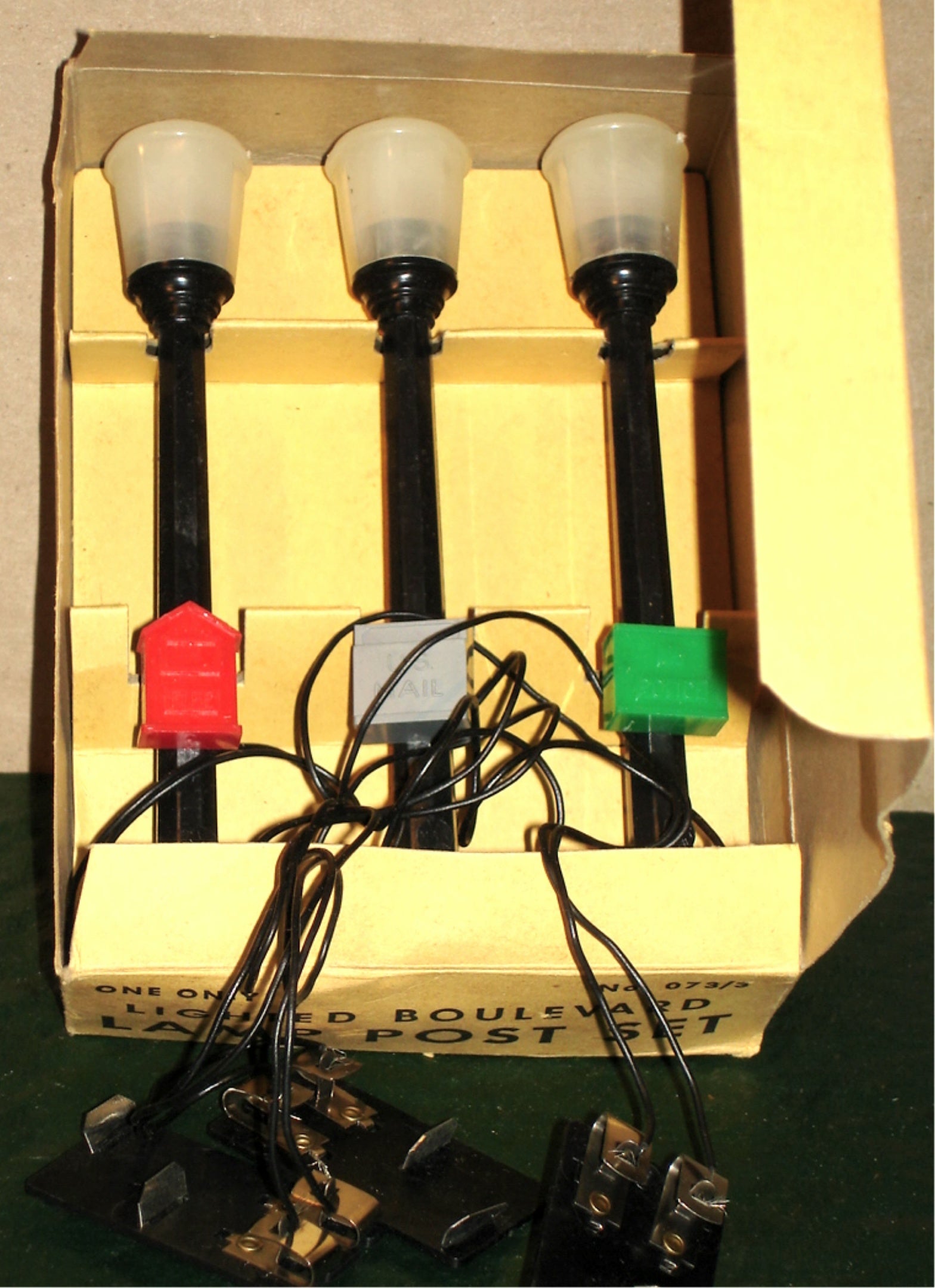 MARX - VINTAGE #073/3 LIGHTED BOULEVARD LAMP POST SET - O/S TRAIN NIB